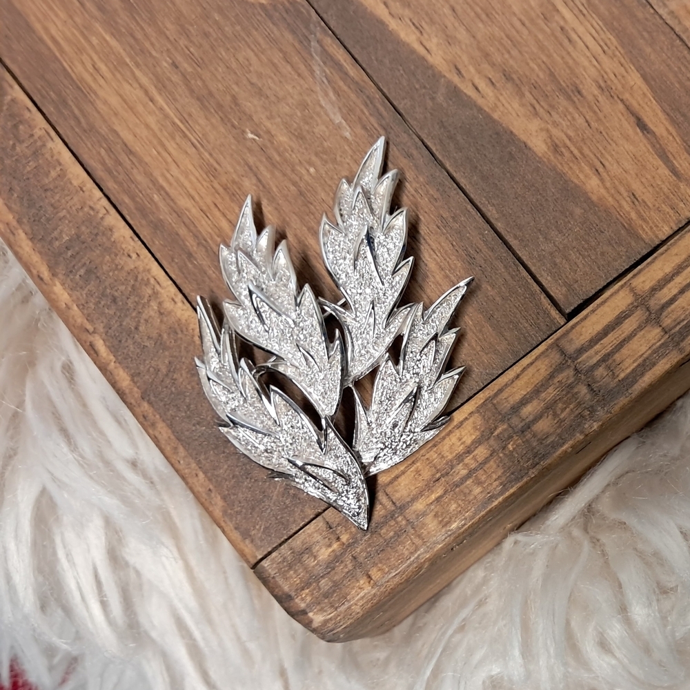 Vintage Crown Trifari Leaf Brooch - Picture 2 of 4